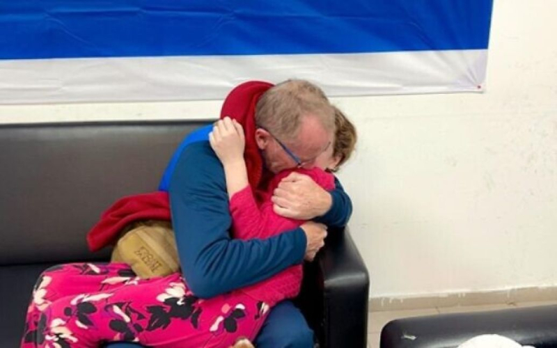Освобожденная заложница ХАМАС Эмили теперь говорит только шепотом: отец рассказал о состоянии девочки