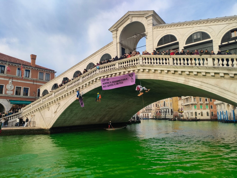 Экоактивисты покрасили Гранд-канал Венеции в зеленый цвет, чтобы привлечь внимание к изменениям климата