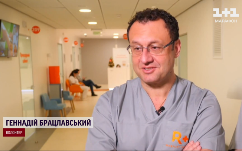 "Я не думал, что буду испытывать такую боль": в Киеве воинов ВСУ спасает всемирно известный хирург из США
