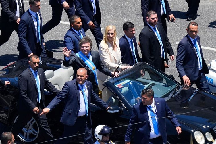 Либертарианец Хавьер Милей официально стал президентом Аргентины. В инаугурации принял участие Владимир Зеленский