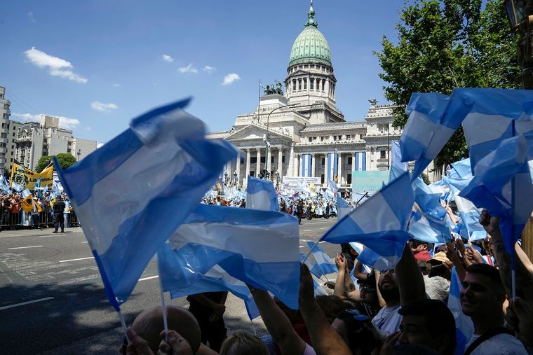 Либертарианец Хавьер Милей официально стал президентом Аргентины. В инаугурации принял участие Владимир Зеленский