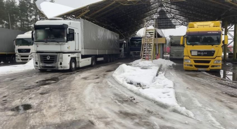 Пропускают по грузовику в час: польские забастовщики снова блокируют пункт пропуска в Дорохуске