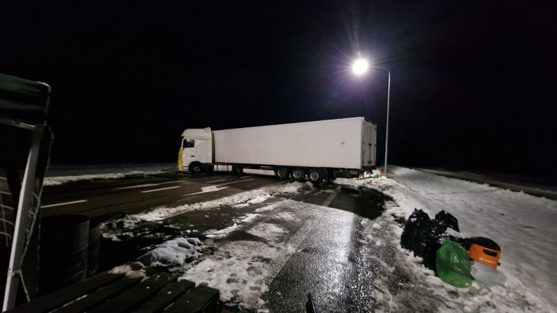 «Сломанный» грузовик в Дорогуске, который поставили польские забастовщики, объезжают — Деркач