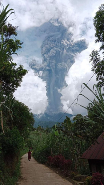 Столб пепла достиг высоты 3 километров: в Индонезии началось извержение вулкана (фото)