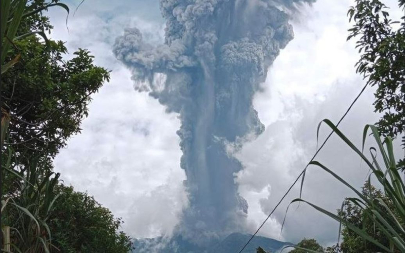 Столб пепла достиг высоты 3 километров: в Индонезии началось извержение вулкана (фото)