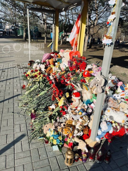 В Днепре неизвестные сожгли мемориал памяти погибших от ракетного удара по многоэтажке