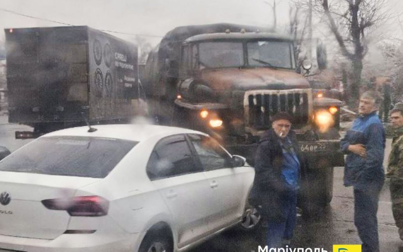 В Мариуполе военный грузовик с боекомплектом протаранил гражданский автомобиль (фото)