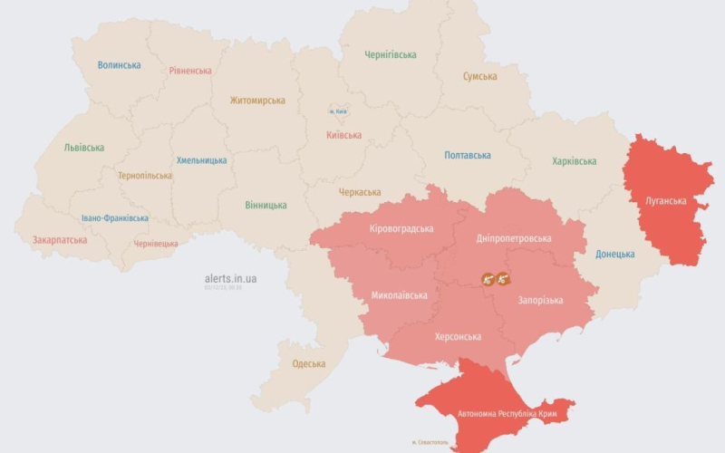 В нескольких украинских областях объявили воздушную тревогу: в пригороде Днепра раздались взрывы