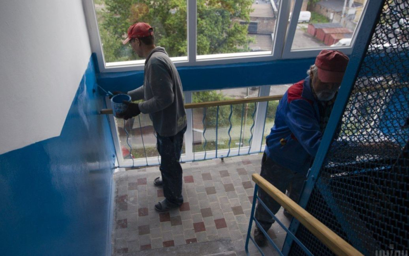Крымский «Бэнкси» разрисовал подъезд нацистскими символами из фекалий