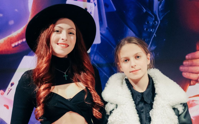 Дочери Оли Поляковой впервые вышли в свет вместе и посетили магическое шоу в Киеве
